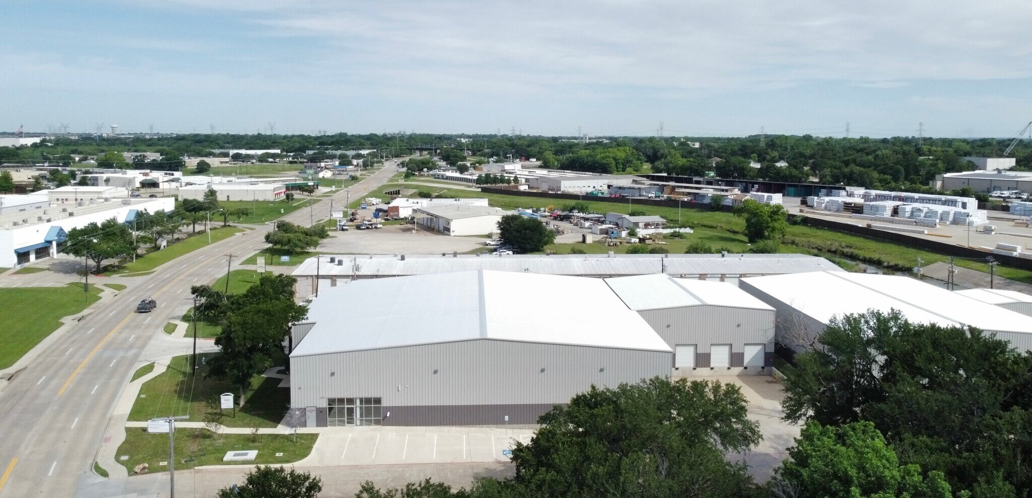888 N Mill St, Lewisville, TX à louer Photo de l’immeuble– Image 1 sur 13