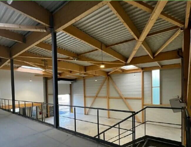 Plus de détails pour Local d'activités à louer