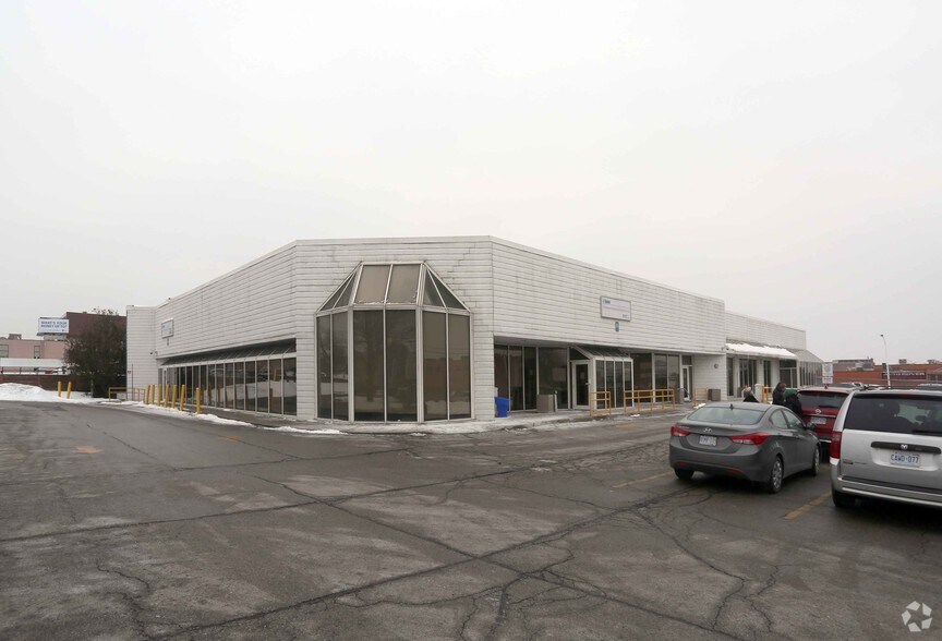 1117 Finch Ave, Toronto, ON à louer - Photo de l’immeuble – Image 3 sur 11