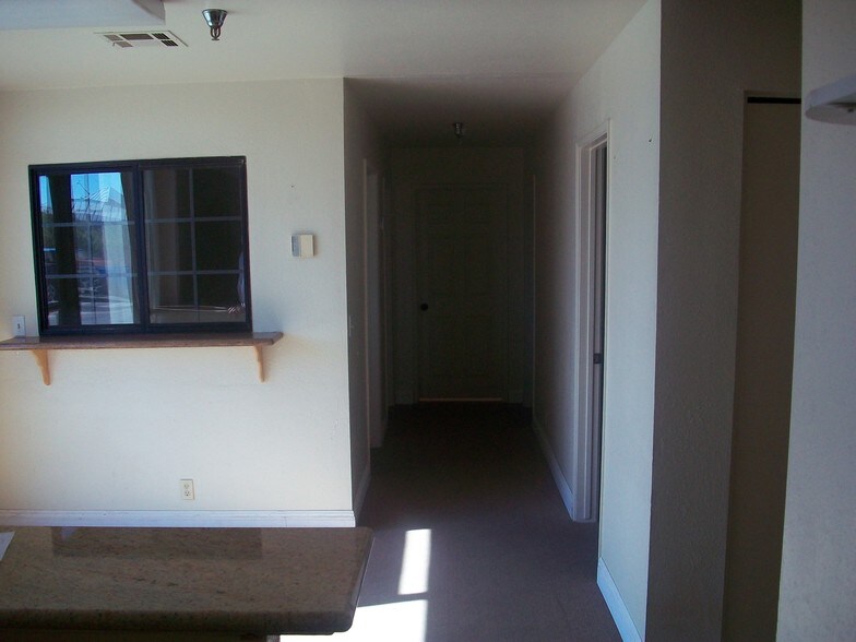 19345 N Indian Canyon Dr, North Palm Springs, CA à vendre - Photo intérieure – Image 2 sur 11