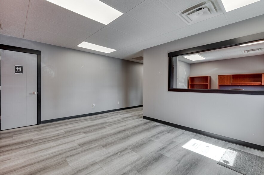 133 River Ave, Cochrane, AB à louer - Photo de l’immeuble – Image 2 sur 10