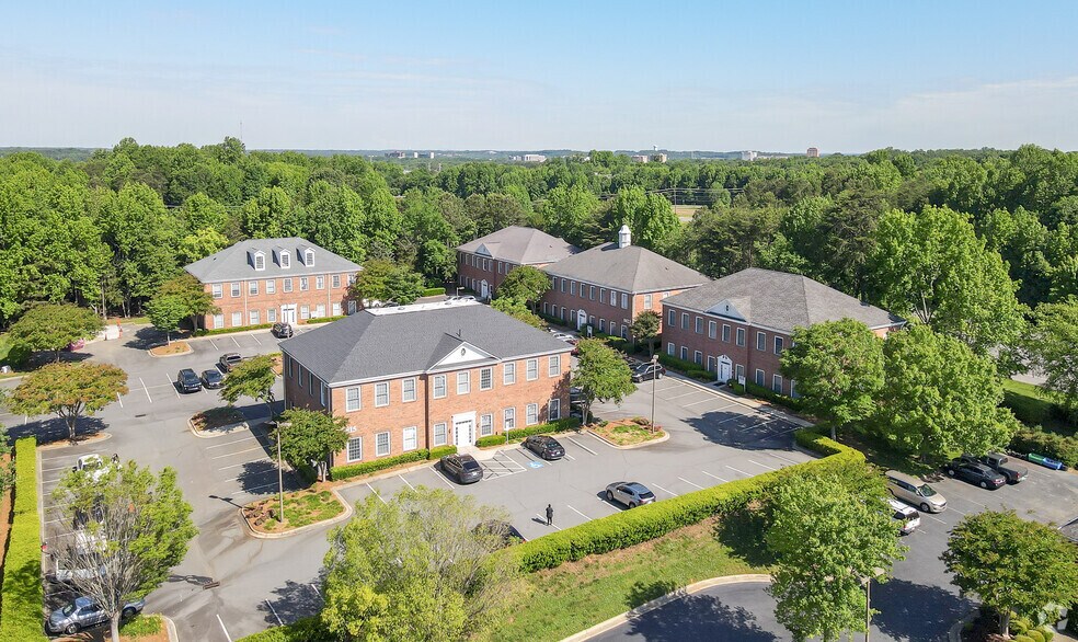 8823 University East Dr, Charlotte, NC à louer - Photo de l’immeuble – Image 3 sur 6