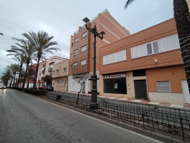 Local commercial dans Roquetas de Mar à vendre - Photo de l’immeuble – Image 2 sur 5