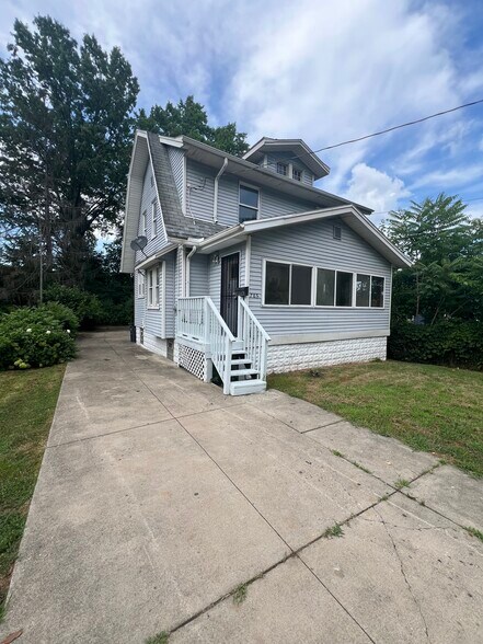 785 Bellevue Ave, Akron, OH à vendre - Photo principale – Image 1 sur 1