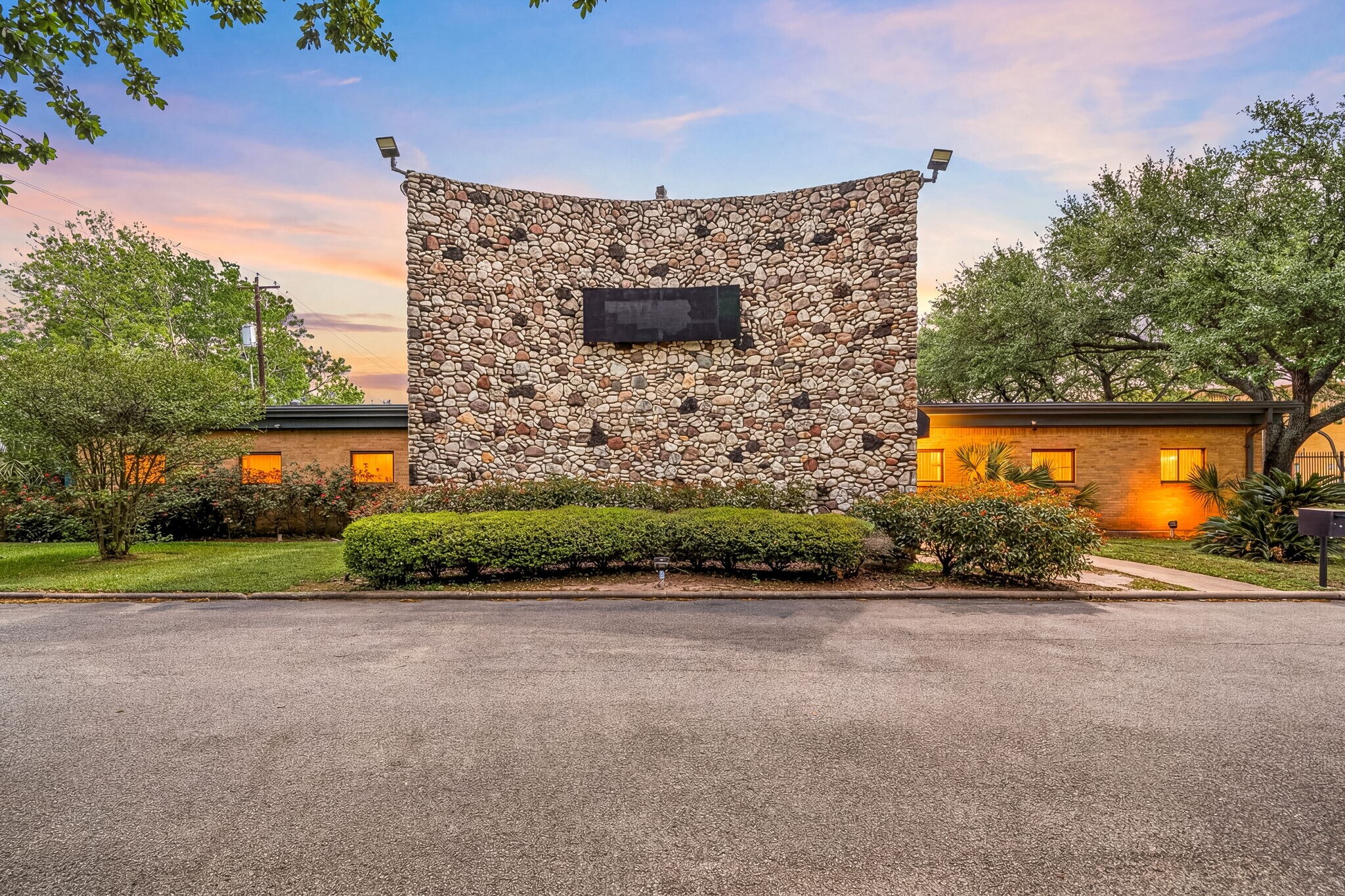 9941 Rowlett Rd, Houston, TX à louer Photo principale– Image 1 sur 25