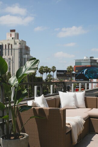 Plus de détails pour 8335 W Sunset Blvd, West Hollywood, CA - Bureau à louer