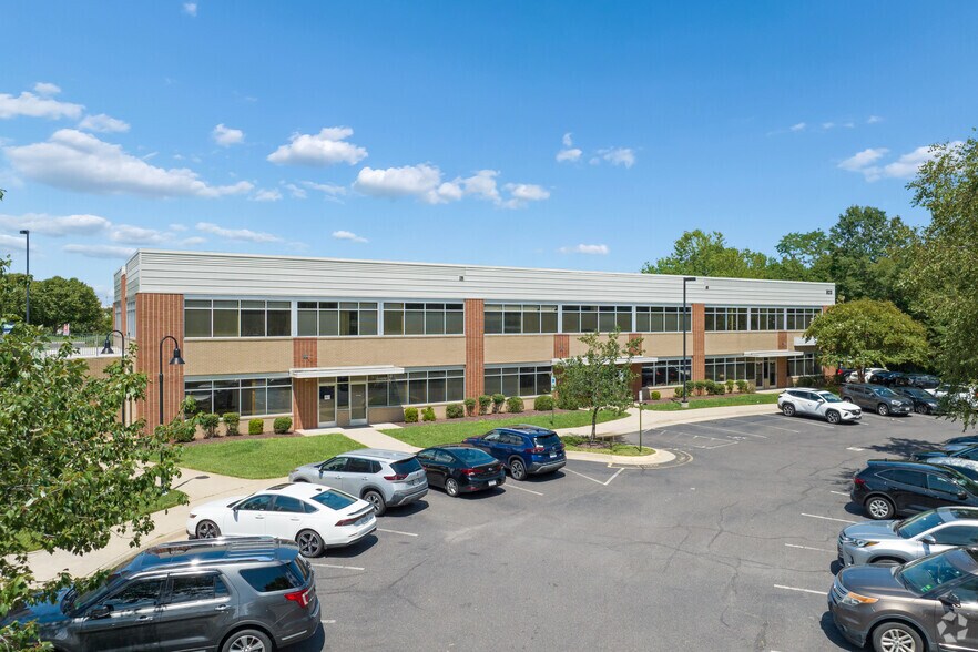 927 Maple Grove Dr, Fredericksburg, VA à louer - Photo de l’immeuble – Image 1 sur 12