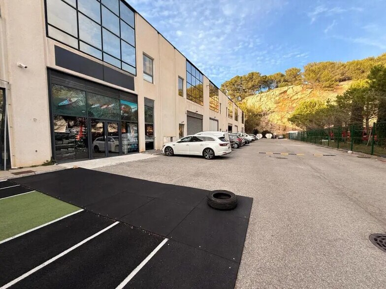 Industriel/Logistique dans Vallauris à louer - Photo de l’immeuble – Image 2 sur 7