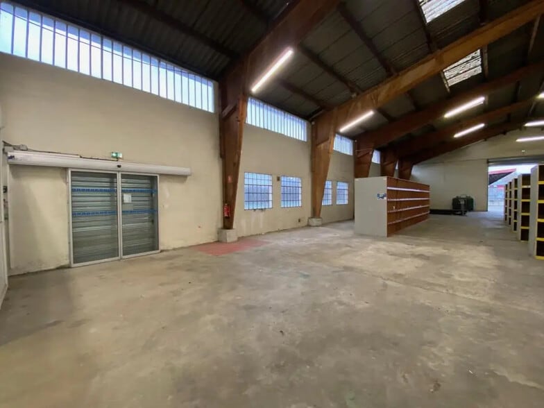 Bureau dans Saint-Genis-Laval à louer - Photo de l’immeuble – Image 3 sur 9