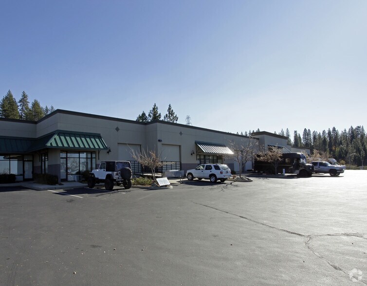 1020 Whispering Pines Ln, Grass Valley, CA à vendre - Photo de l’immeuble – Image 2 sur 3