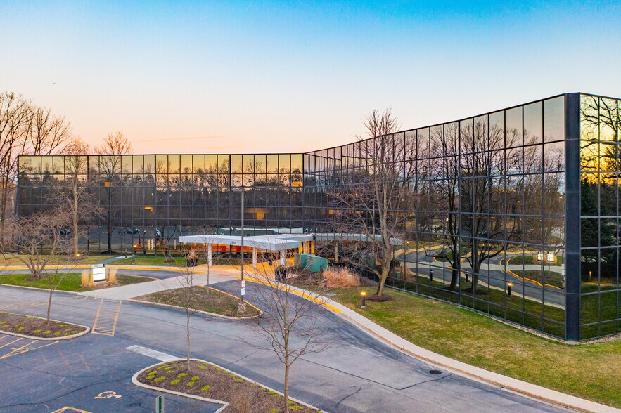 2333 Waukegan Rd, Bannockburn, IL à louer - Vidéo aérienne – Image 2 sur 47