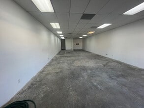 24450 Lyons Ave, Newhall, CA à louer Photo intérieure– Image 2 sur 5