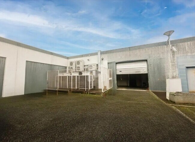 Plus de détails pour Local d’activités à vendre