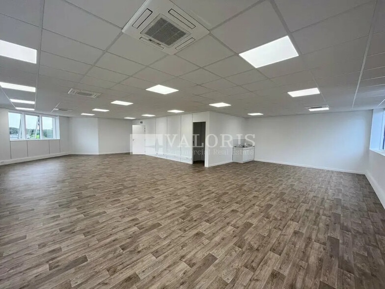 Bureau dans Saint-Genis-Laval à louer - Photo de l’immeuble – Image 3 sur 5
