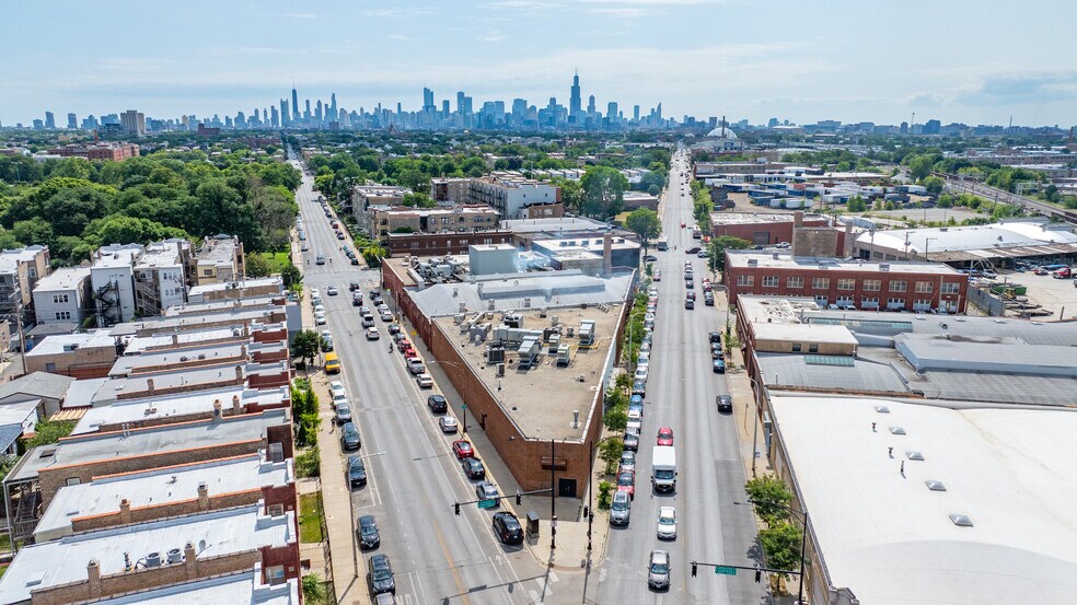 3220 W Grand Ave, Chicago, IL à vendre - Photo de l’immeuble – Image 1 sur 16