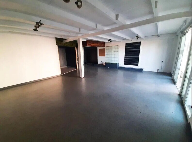 Local commercial dans Antran à louer - Photo de l’immeuble – Image 3 sur 4