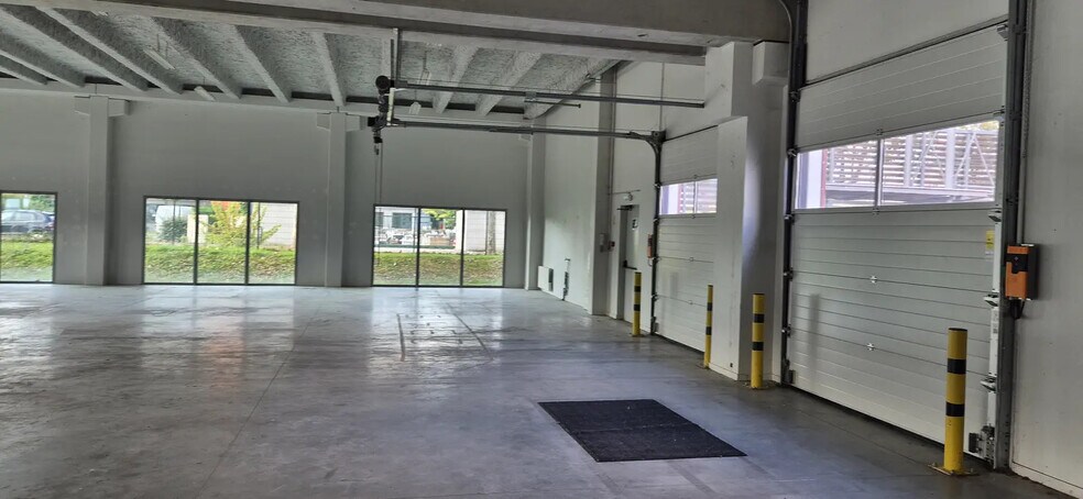 Local d’activités dans Saint-Priest à louer - Photo de l’immeuble – Image 2 sur 6