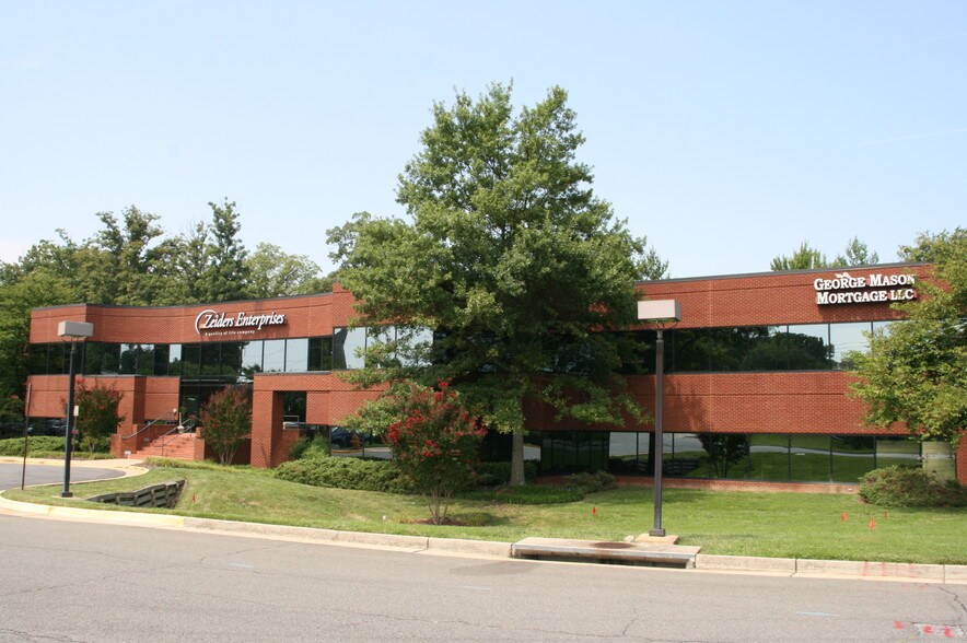 2750 Killarney Dr, Woodbridge, VA à louer - Photo principale – Image 1 sur 3