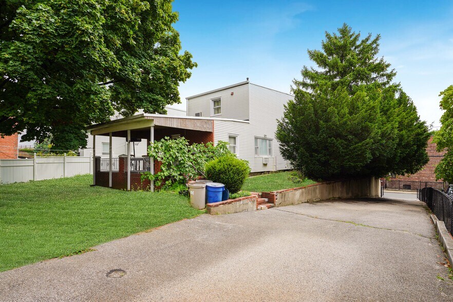 2594 50th St, Woodside, NY à vendre - Photo de l’immeuble – Image 2 sur 28