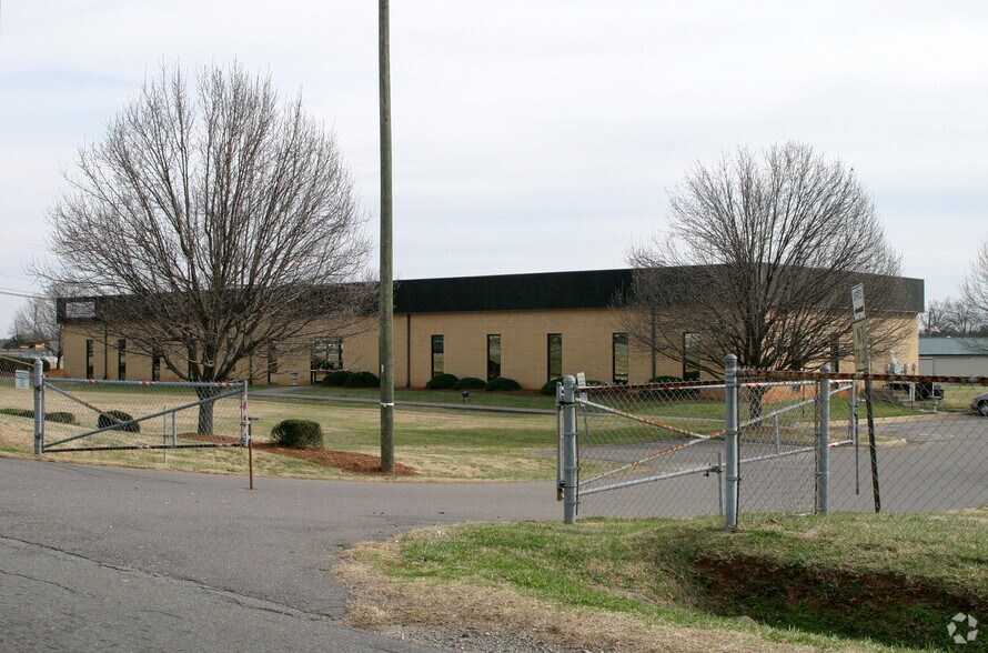 1150 Louise Rd, Winston-Salem, NC à louer - Photo de l’immeuble – Image 3 sur 24