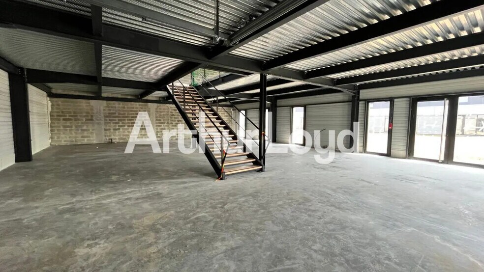 Bureau dans Ifs à vendre - Photo de l’immeuble – Image 2 sur 4