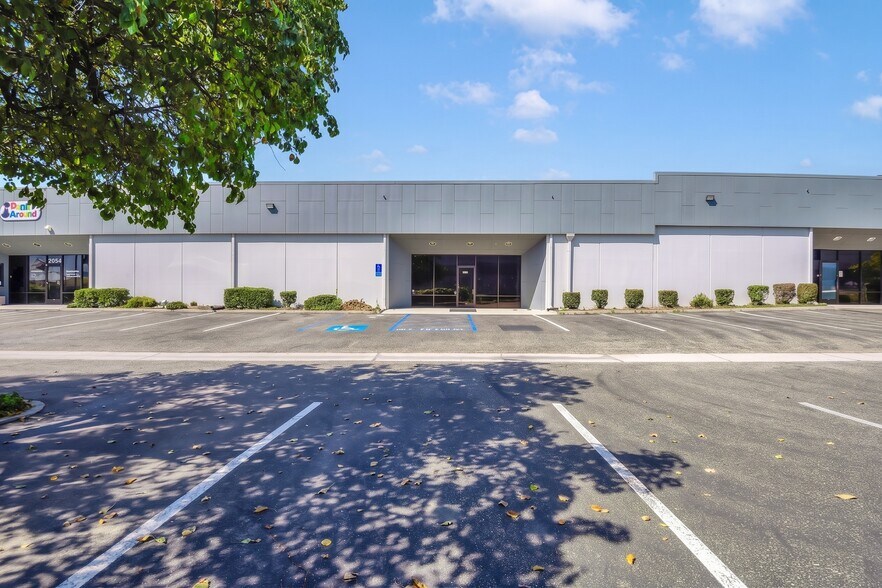 2962 Seaborg Ave, Ventura, CA à vendre - Photo de l’immeuble – Image 2 sur 28