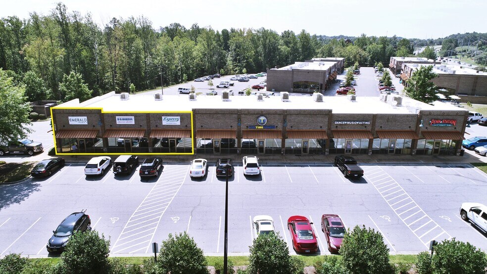 4008 Mendenhall Oaks Pky, High Point, NC à louer - Photo de l’immeuble – Image 1 sur 5
