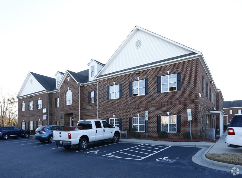 2931 Breezewood Ave, Fayetteville, NC à louer - Photo de l’immeuble – Image 3 sur 15