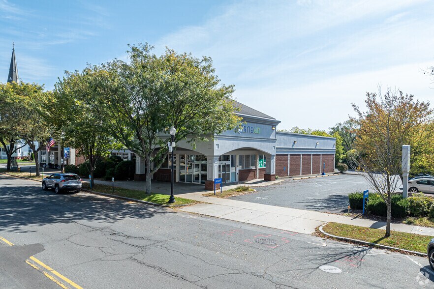 107 Main St, Greenfield, MA à louer - Photo de l’immeuble – Image 3 sur 12