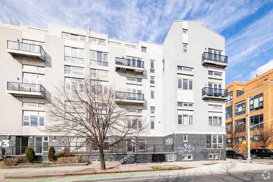 299 McGuinness Blvd, Brooklyn, NY à vendre - Photo de l’immeuble – Image 2 sur 6