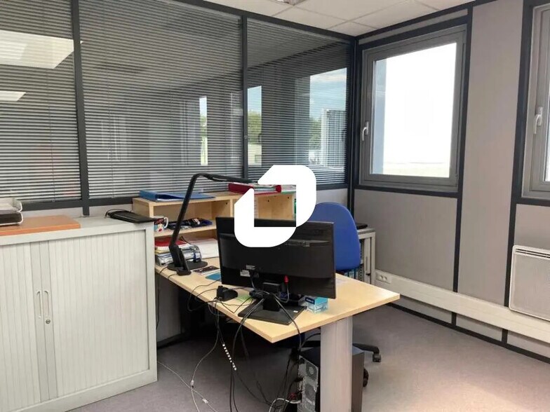 Local d’activités dans Magny-en-Vexin à louer - Photo de l’immeuble – Image 3 sur 10