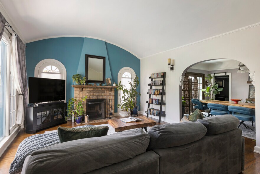 1569 S Orange Grove Ave, Los Angeles, CA à vendre - Photo de l’immeuble – Image 2 sur 41