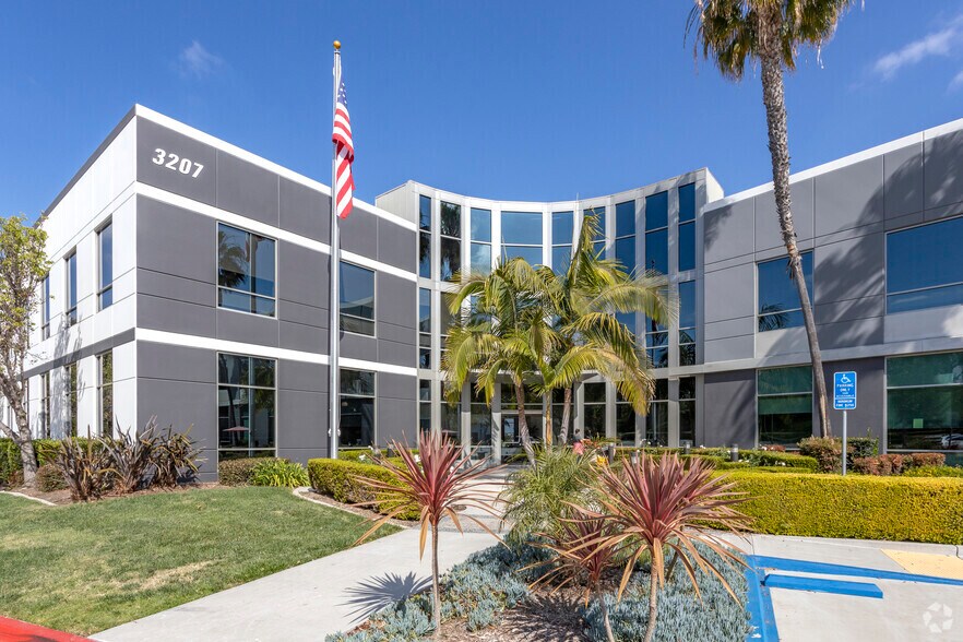 3207 Grey Hawk Ct, Carlsbad, CA à louer - Photo de l’immeuble – Image 3 sur 7