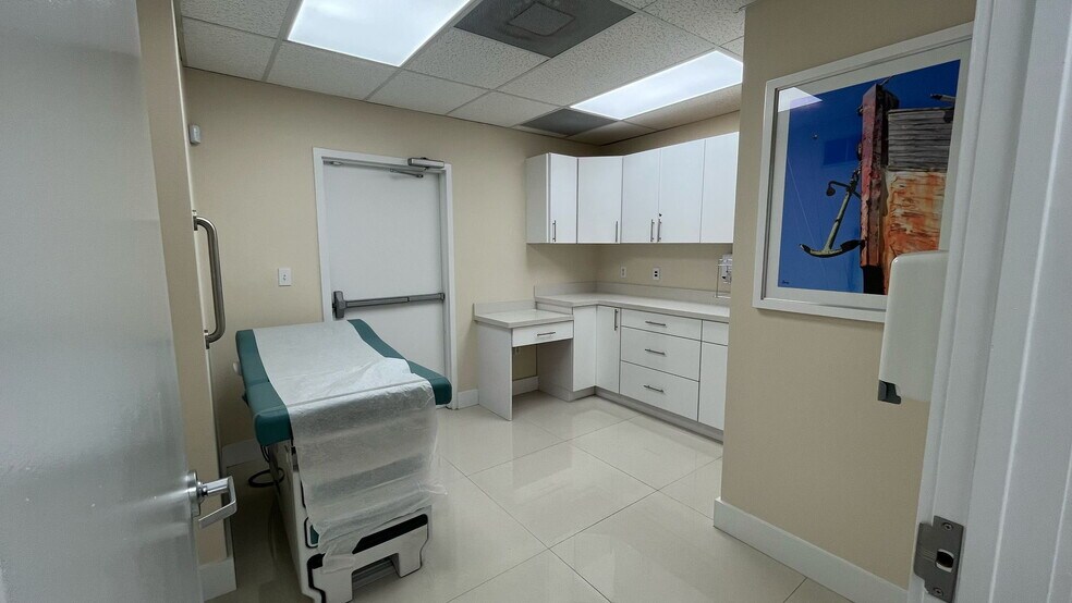 400-488 NE 125th St, North Miami, FL à louer - Photo intérieure – Image 3 sur 12