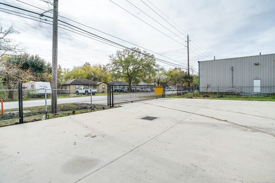 15106 Chaplin St, Houston, TX à louer - Photo de l’immeuble – Image 3 sur 23