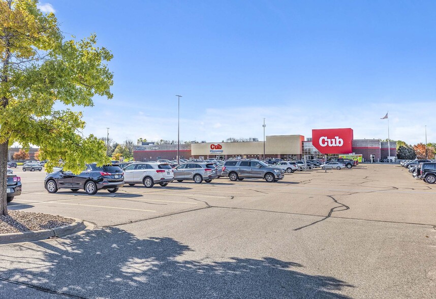 1198 Vierling Dr E, Shakopee, MN à louer - Photo de l’immeuble – Image 1 sur 17