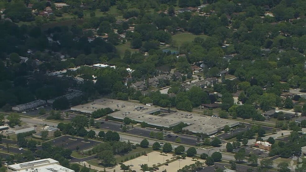2400 Ogden Ave, Lisle, IL à louer - Vidéo aérienne – Image 2 sur 13