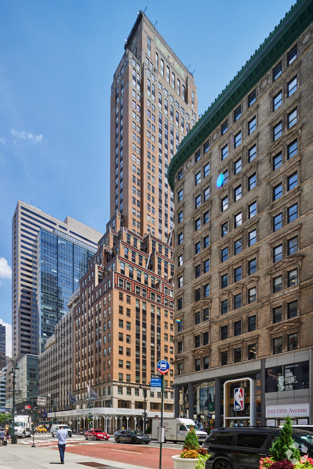 551 Fifth Ave, New York, NY à louer Photo de l’immeuble– Image 1 sur 10