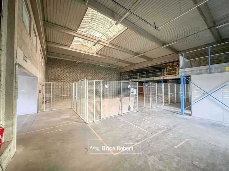 Local d'activités dans Genas à vendre - Photo de l’immeuble – Image 3 sur 9