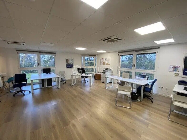 Bureau dans Montigny-le-Bretonneux à louer - Photo de l’immeuble – Image 1 sur 4