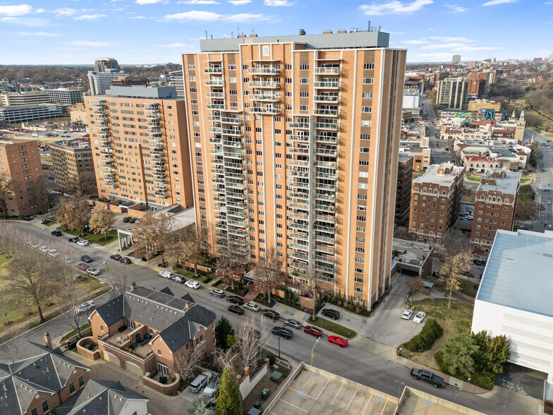121 W 48th St, Kansas City, MO à vendre - Photo de l’immeuble – Image 1 sur 15
