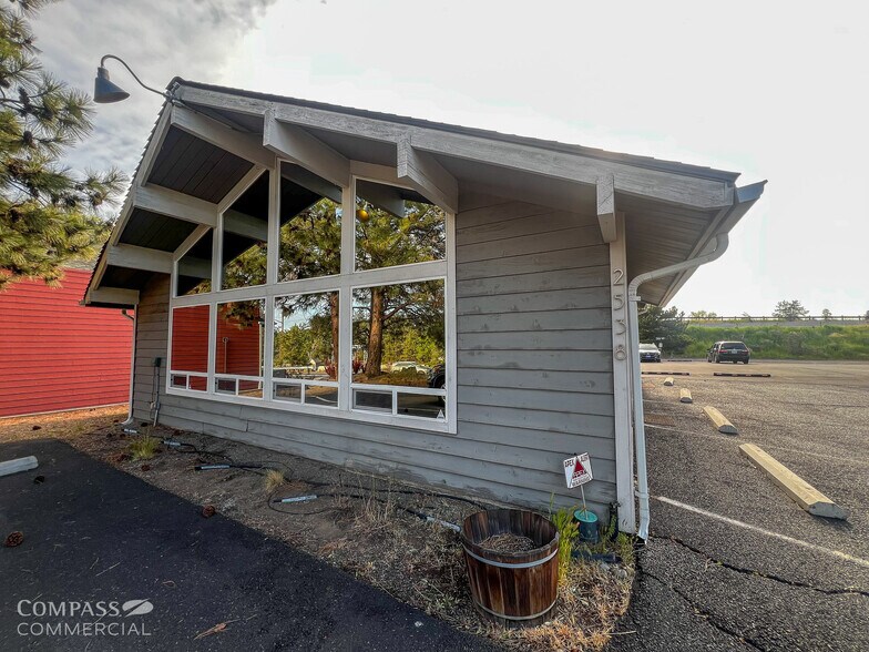 2538 NE Division St, Bend, OR à louer - Photo de l’immeuble – Image 2 sur 12