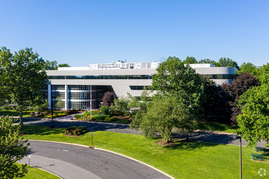 300 Atrium Dr, Somerset, NJ à louer - Photo de l’immeuble – Image 1 sur 15