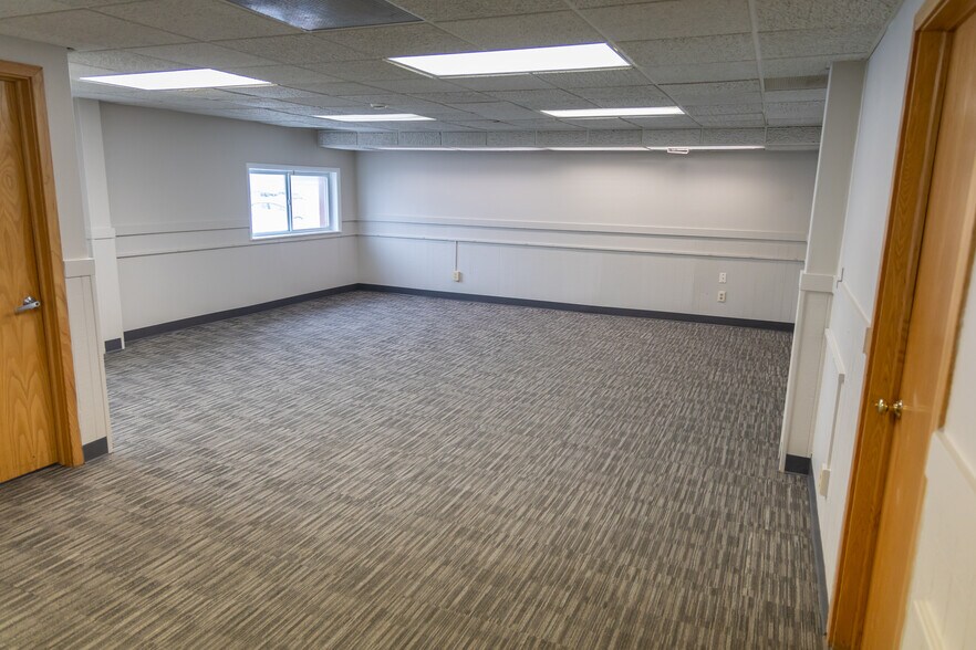 1405 Lake Lansing Rd, Lansing, MI à louer - Photo de l’immeuble – Image 2 sur 16