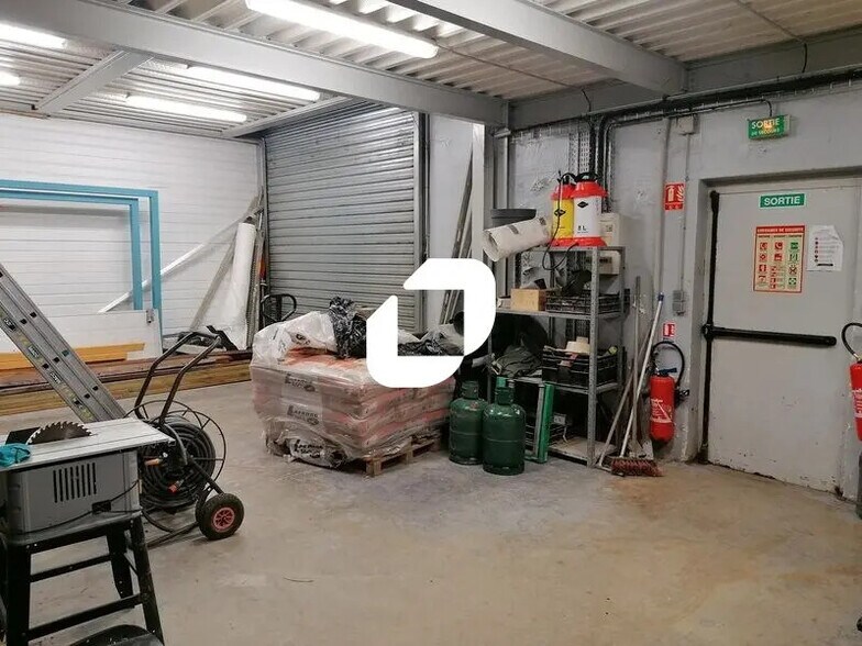 Local d'activités dans Le Plessis-Bouchard à vendre - Photo de l’immeuble – Image 2 sur 10