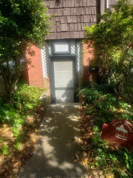 1110 Brookstown Ave, Winston-Salem, NC à louer - Photo de l’immeuble – Image 2 sur 18