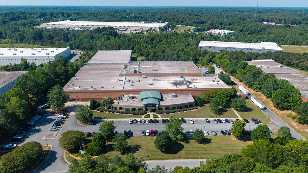 240 Business Park Dr, Winston-Salem, NC à vendre - Photo de l’immeuble – Image 1 sur 2