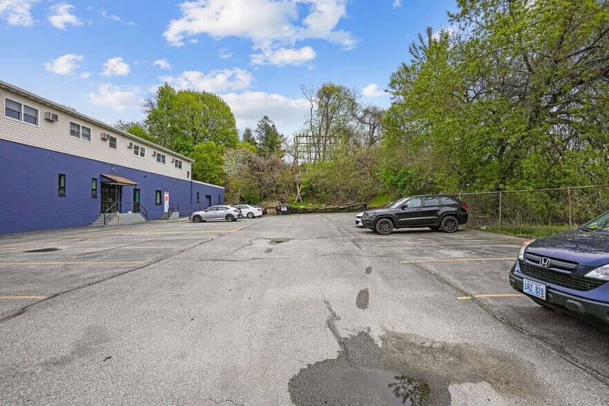 65 Valley St, East Providence, RI à louer - Photo de l’immeuble – Image 3 sur 24