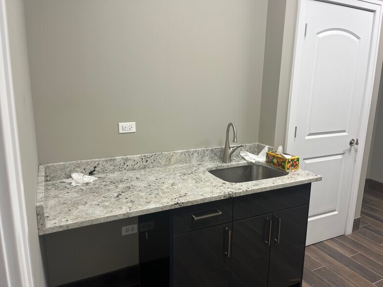 474 Lake St, Roselle, IL à louer - Photo de l’immeuble – Image 2 sur 8