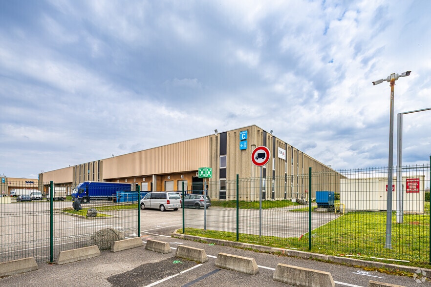 11 Avenue Du 24 Août 1944, Corbas à louer - Photo de l’immeuble – Image 2 sur 12